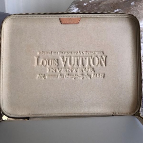 Louis Vuitton Laptop Cover - Picture 2 of 7
